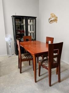 a wooden dining room table and chairs in a room at Maréa - Casa en Lobitos in Lobitos