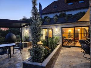 an outdoor patio with a table and chairs at Le logis de la mésanges Bleue in Gignac
