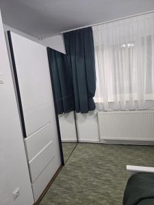 ein Zimmer mit einem Schlafzimmer mit Spiegel und Kleiderschrank in der Unterkunft VivaVero in Baia Mare