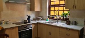 a kitchen with a sink and a stove and a window at Mgrahamhouse in Tacoronte