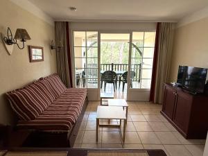 a living room with a couch and a table at Superbe appartement 6 personnes in Biscarrosse