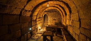 an old stone tunnel with a table in a cave at La Casa del Ayer in Ábalos +16 photos