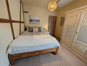 a bedroom with a large bed and a door at Ferienwohnung Florentine mit 2 Schlafzimmern in Bad Klosterlausnitz
