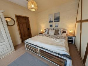 a bedroom with a large bed and two night stands at Ferienwohnung Florentine mit 2 Schlafzimmern in Bad Klosterlausnitz