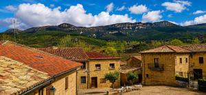 a view of a village with mountains in the background at La Casa del Ayer in Ábalos