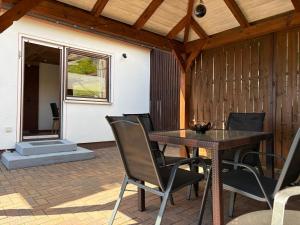 a patio with a table and chairs on a patio at Ferienwohnung Maxi in Pottenstein