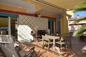 a patio with a table and chairs on a balcony at appartamento Macchia in Agropoli