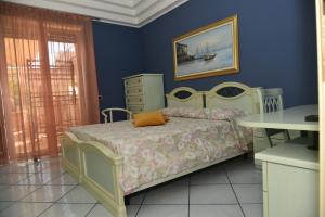 a bedroom with a bed with an orange pillow on it at appartamento Macchia in Agropoli