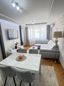 a living room with a white table and chairs at Stan Hacienda in Valjevo