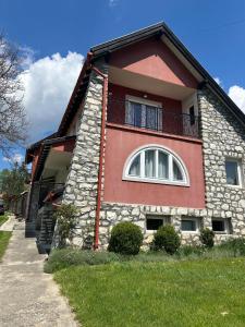 a house with a red and stone facade at Casă de oaspeți autentică în Transilvania in Izvoru Mureşului