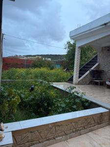 a garden on the roof of a house at Radi in Menzel Jemil