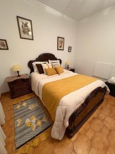 ein Schlafzimmer mit einem großen Bett in einem Zimmer in der Unterkunft House Calhambeque in Meimoa
