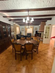 ein Esszimmer mit Tisch, Stühlen und Sofa in der Unterkunft House Calhambeque in Meimoa