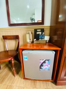 a room with a counter with a water heater and a phone at Minh Thư Phú Mỹ Hotel in Phú Mỹ
