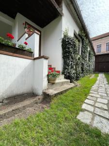 a house with flowers on the side of it at Leon in Lomnice nad Lužnicí