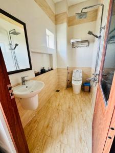 a bathroom with a sink and a toilet at Minh Thư Phú Mỹ Hotel in Phú Mỹ