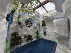 an indoor pool in a rock wall with plants at Las Golondrinas de Henche in Henche +33 photos