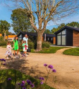 a family walking in front of a house at Velthorst 6 in Warmond