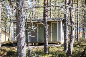 a small cabin in the woods with trees at Gnista Glamping in Fäboda +19 photos