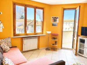 a living room with a couch and a window at Casa Guia a Marina di Cecina con parcheggio privato in Marina di Cecina
