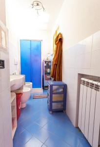 a bathroom with a blue tiled floor and a blue suitcase at Casa Guia a Marina di Cecina con parcheggio privato in Marina di Cecina +18 photos