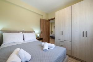 a bedroom with a bed with towels on it at Anima Horizon - Terra apartment in Elaiófiton