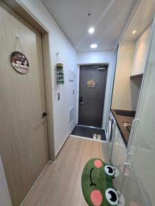 a hallway with a door and a rug on the floor at 여유스테이 2호점 in Suwon +8 photos