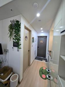 a room with a hallway with a door and a table at 여유스테이 2호점 in Suwon