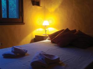 um quarto com uma cama com duas toalhas em Casa Quinta Chascomús em Chascomús