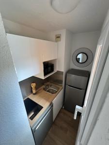 an overhead view of a small kitchen in a tiny house at appartement T2 climatisé proche centre et plage in Cavalaire-sur-Mer