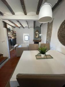 a living room with a table and a couch at Ca'n Baster 1878 in Juncosa