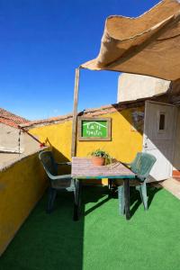 a patio with a table and chairs in front of a building at Ca'n Baster 1878 in Juncosa
