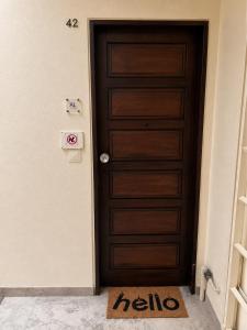 a brown door with a hello sign in front of it at Espaço-Zero Downtown Porto in Porto +2 photos