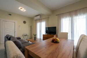 a living room with a couch and a table with a bowl of fruit at Anima Horizon - Thea apartment in Elaiófiton