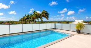 a swimming pool on the roof of a house at Villa Noyanny Piscine Privée Calme in Le Moule