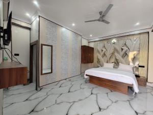 a bedroom with a large bed with a large wall at Laxmi Kantam Vatika in Patna