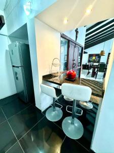 a kitchen with a island with a counter top at Cabaña MACA in Darién