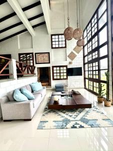 a living room with a couch and a coffee table at Cabaña MACA in Darién