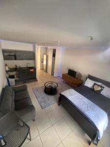 ein Schlafzimmer mit einem Bett und ein Wohnzimmer mit einer Couch in der Unterkunft Waterfront in Saint Martin