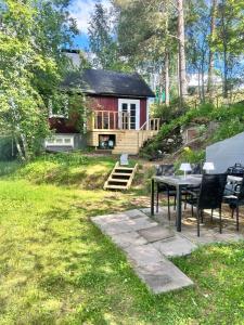 a house with a picnic table in front of it at Vääksyn Mummola in Vääksy