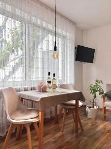 a dining room with a table with two bottles of wine at Gartenstudio Anila in Cochem
