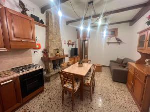 a kitchen and living room with a table and a couch at Sangro River Casa Vacanza in Castel di Sangro