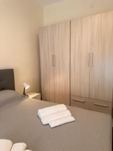 a bedroom with a bed with two towels on it at Mimmo Wanderlust in Mazzeo