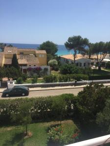 una vista de una calle con un coche conduciendo por una carretera en Villa Menorquina, en Son Xoriguer