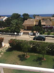 una vista de un aparcamiento con un coche aparcado en Villa Menorquina, en Son Xoriguer
