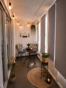 a small balcony with a table and chairs in a room at Fewo Lago di Costanza I in Friedrichshafen