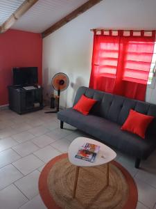 a living room with a couch and a table at Le Paradis in Capesterre-Belle-Eau