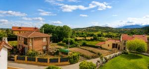 an aerial view of a house with a garden at Apartamentos El Guardaviñas in Ábalos