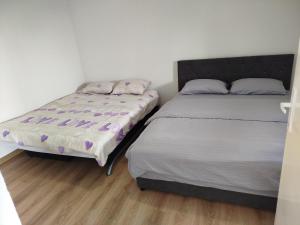 two beds sitting next to each other in a room at Stan na dan Harmonija in Nevesinje