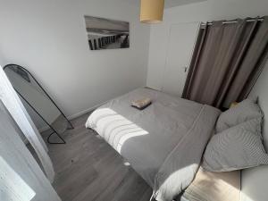 a small bedroom with a bed in the corner at Le cocon de la Citadelle in Chalon-sur-Saône +4 photos